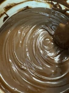 Chocolate atemperado brillante recién trabajado, primer plano