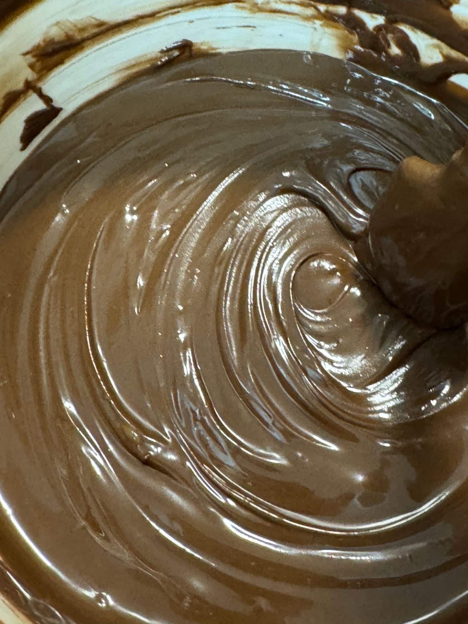 Chocolate atemperado brillante recién trabajado, primer plano